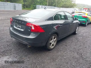 2013 Volvo S60 T5 Premier z VIN YV1612FS3D2230809, wystawiony jako IAAI lot #42526076 z przebiegiem 91 519 mil mil oraz . Historia ofert i sprzedaży dostępna na DreamBid. Obrazek 4.