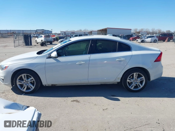 2015 Volvo S60 T5 Drive-E Premier z VIN YV140MFKXF1351769, wystawiony jako IAAI lot #41392860 z przebiegiem 56 920 mil mil oraz . Historia ofert i sprzedaży dostępna na DreamBid. Obrazek 14.