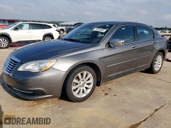 2013 Chrysler 200 Touring z VIN 1C3CCBBB5DN558082, wystawiony jako Copart lot #55348835 z przebiegiem 154 329 mil mil oraz Szkoda całkowita • Salvage title. Historia ofert i sprzedaży dostępna na DreamBid. Obrazek 1.