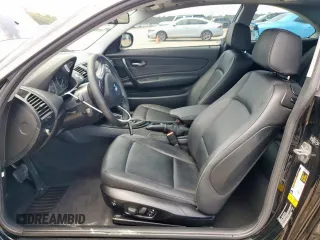 2013 BMW 1 Series 128i z VIN WBAUP7C52DVP24906, wystawiony jako Copart lot #60480315 z przebiegiem 106 674 mil mil oraz Szkoda całkowita • Salvage title. Historia ofert i sprzedaży dostępna na DreamBid. Obrazek 7.