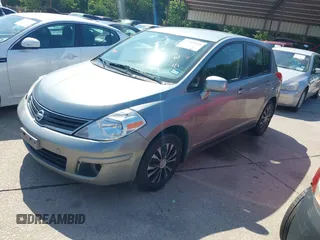 2011 Nissan Versa S z VIN 3N1BC1CP8BL402386, wystawiony jako IAAI lot #42389550 z przebiegiem 159 600 mil mil oraz . Historia ofert i sprzedaży dostępna na DreamBid. Obrazek 2.