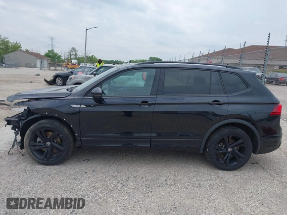 2024 Volkswagen Tiguan SE R-Line Black z VIN 3VV8B7AX2RM019937, wystawiony jako IAAI lot #42462068 z przebiegiem 24 904 mil mil oraz . Historia ofert i sprzedaży dostępna na DreamBid. Obrazek 14.