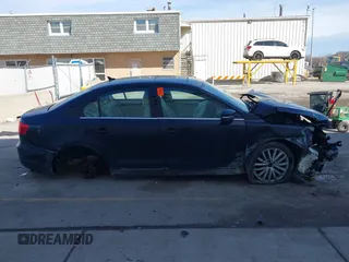 2011 Volkswagen Jetta SEL с VIN 3VWLZ7AJ7BM361967, выставлен на аукционе IAAI как лот 41697537 с пробегом Не указан миль и . История ставок и продаж доступна на DreamBid. Изображение 14.