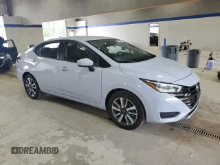 2025 Nissan Versa SV z VIN 3N1CN8EV5SL820942, wystawiony jako Copart lot #58653855 z przebiegiem 8 494 mil mil oraz Szkoda całkowita • Salvage title. Historia ofert i sprzedaży dostępna na DreamBid. Obrazek 4.