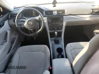 2017 Volkswagen Passat S z VIN 1VWAT7A35HC005604, wystawiony jako Copart lot #49499095 z przebiegiem 124 618 mil mil oraz Szkoda całkowita • Salvage title. Historia ofert i sprzedaży dostępna na DreamBid. Obrazek 8.