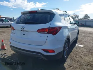 2017 Hyundai Santa Fe 2.4L z VIN 5XYZU3LB7HG438756, wystawiony jako IAAI lot #41480791 z przebiegiem 138 392 mil mil oraz . Historia ofert i sprzedaży dostępna na DreamBid. Obrazek 4.
