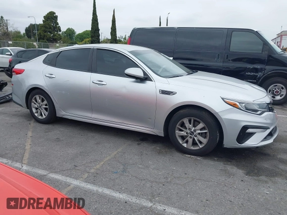 2019 Kia Optima LX z VIN 5XXGT4L3XKG285486, wystawiony jako IAAI lot #41872981 z przebiegiem 101 981 mil mil oraz . Historia ofert i sprzedaży dostępna na DreamBid. Obrazek 13.