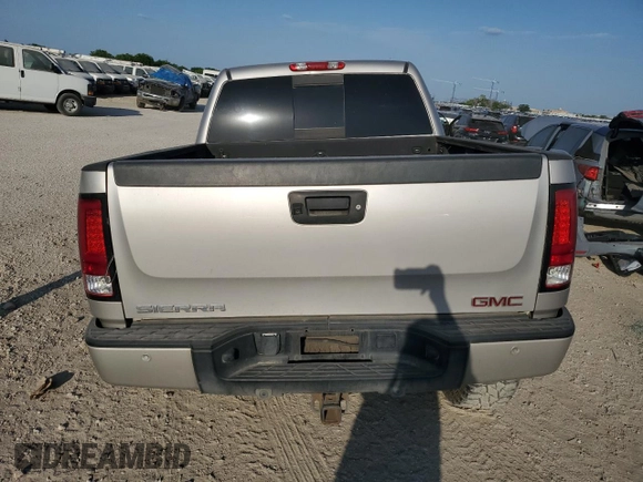2008 GMC Sierra Denali z VIN 2GTEK638381159485, wystawiony jako Copart lot #49796715 z przebiegiem 240 284 mil mil oraz Szkoda całkowita • Salvage title. Historia ofert i sprzedaży dostępna na DreamBid. Obrazek 6.