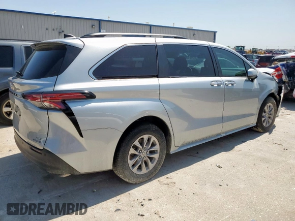 2022 Toyota Sienna XLE with VIN 5TDYRKEC5NS105998, listed as a Copart auction lot 51321465 with 60,232 mi miles and Salvage Title. Bid and sale history available at carsss.com. Image 3.
