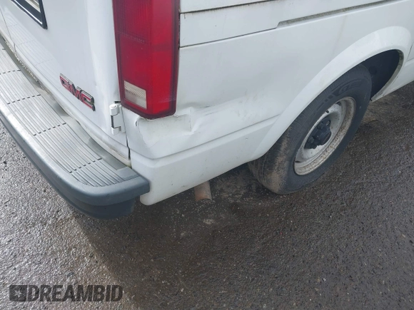 2000 GMC Safari Cargo with VIN 1GTDL19W8YB504401, listed as a IAAI auction lot 41692852 with Not Provided miles. Bid and sale history available at carsss.com. Image 6.