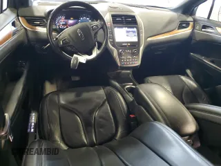 2019 Lincoln MKC Reserve с VIN 5LMCJ3D95KUL52225, выставлен на аукционе Copart как лот 54024095 с пробегом 52 231 миль миль и Списание • Salvage title. История ставок и продаж доступна на DreamBid. Изображение 8.