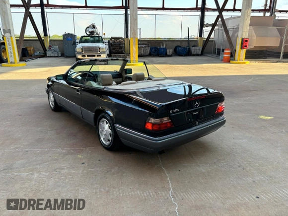 1995 Mercedes-Benz E 320 with VIN WDBEA66E8SC239370, listed as a Copart auction lot 55871605 with 119,102 mi miles and Salvage Title. Bid and sale history available at DreamBid. Image 3.
