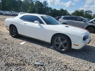 2013 Dodge Challenger SXT z VIN 2C3CDYAG0DH595482, wystawiony jako Copart lot #52610005 z przebiegiem 97 470 mil mil oraz Szkoda całkowita • Salvage title. Historia ofert i sprzedaży dostępna na DreamBid. Obrazek 4.