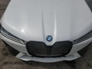 2022 BMW iX xDrive50 z VIN WB523CF02NCK56120, wystawiony jako Copart lot #52368874 z przebiegiem Nie podano mil oraz . Historia ofert i sprzedaży dostępna na DreamBid. Obrazek 11.