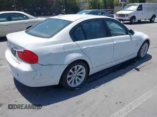 2011 BMW 3 Series 328i xDrive z VIN WBAPK7C56BA973869, wystawiony jako IAAI lot #42481840 z przebiegiem 112 972 mil mil oraz . Historia ofert i sprzedaży dostępna na DreamBid. Obrazek 4.