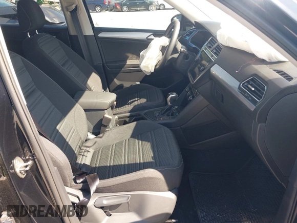 2024 Volkswagen Tiguan S z VIN 3VVRB7AX4RM226494, wystawiony jako IAAI lot #42000799 z przebiegiem 946 mil mil oraz . Historia ofert i sprzedaży dostępna na DreamBid. Obrazek 5.