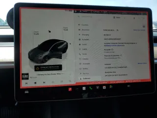 2022 Tesla Model 3 z VIN 5YJ3E1EA2NF318667, wystawiony jako Copart lot #49469145 z przebiegiem 48 242 mil mil oraz Szkoda całkowita • Salvage title. Historia ofert i sprzedaży dostępna na DreamBid. Obrazek 9.