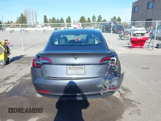 2023 Tesla Model 3 z VIN 5YJ3E1EA1PF681030, wystawiony jako IAAI lot #41545960 z przebiegiem 19 590 mil mil oraz . Historia ofert i sprzedaży dostępna na DreamBid. Obrazek 6.