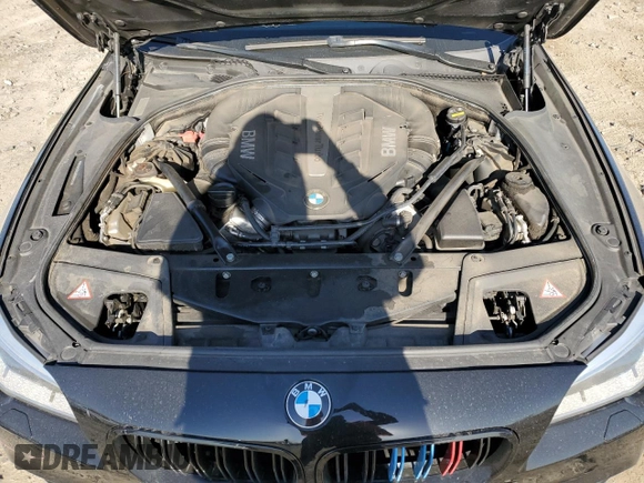 2016 BMW 5 Series 550i xDrive z VIN WBAKP9C54GD980929, wystawiony jako Copart lot #49449355 z przebiegiem 186 549 mil mil oraz Szkoda całkowita • Salvage title. Historia ofert i sprzedaży dostępna na DreamBid. Obrazek 11.