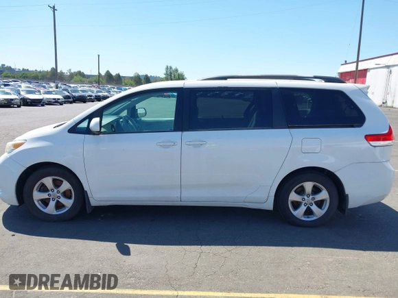 2013 Toyota Sienna LE AAS z VIN 5TDKK3DC0DS352376, wystawiony jako IAAI lot #42734860 z przebiegiem 184 622 mil mil oraz . Historia ofert i sprzedaży dostępna na DreamBid. Obrazek 14.