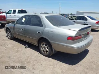 1998 Toyota Camry LE z VIN JT2BG22K8W0113985, wystawiony jako IAAI lot #42321418 z przebiegiem 277 270 mil mil oraz . Historia ofert i sprzedaży dostępna na DreamBid. Obrazek 3.