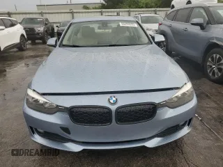 2014 BMW 3 Series 320i z VIN WBA3B1C59EK131120, wystawiony jako Copart lot #59493555 z przebiegiem 136 534 mil mil oraz Czysty tytuł • Clean title. Historia ofert i sprzedaży dostępna na DreamBid. Obrazek 5.