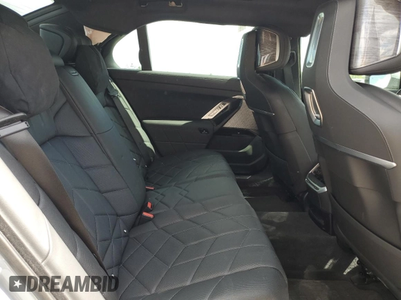 2023 BMW 7 Series 760i xDrive z VIN WBA33EJ02PCM31462, wystawiony jako Copart lot #60895944 z przebiegiem 21 413 mil mil oraz Czysty tytuł • Clean title. Historia ofert i sprzedaży dostępna na DreamBid. Obrazek 10.