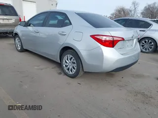 2018 Toyota Corolla L z VIN 5YFBURHE2JP831394, wystawiony jako IAAI lot #41689172 z przebiegiem 74 985 mil mil oraz . Historia ofert i sprzedaży dostępna na DreamBid. Obrazek 3.