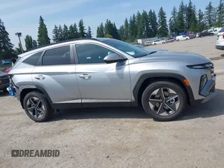 2025 Hyundai Tucson SEL z VIN 5NMJB3DE9SH554856, wystawiony jako IAAI lot #42460268 z przebiegiem 688 mil mil oraz . Historia ofert i sprzedaży dostępna na DreamBid. Obrazek 14.