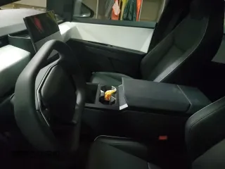 2024 Tesla Cybertruck z VIN 7G2CEHED8RA013046, wystawiony jako Copart lot #79999264 z przebiegiem Nie podano mil oraz Szkody całkowita. Historia ofert i sprzedaży dostępna na DreamBid. Obrazek 8.