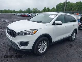 2018 Kia Sorento LX z VIN 5XYPGDA3XJG429121, wystawiony jako IAAI lot #42351051 z przebiegiem 108 106 mil mil oraz . Historia ofert i sprzedaży dostępna na DreamBid. Obrazek 2.