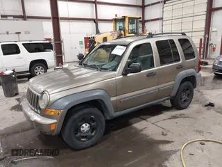 2005 Jeep Liberty Sport with VIN 1J4GL48K15W593739, listed as a IAAI auction lot 41169805 with 200,482 mi miles. Bid and sale history available at carsss.com. Image 2.