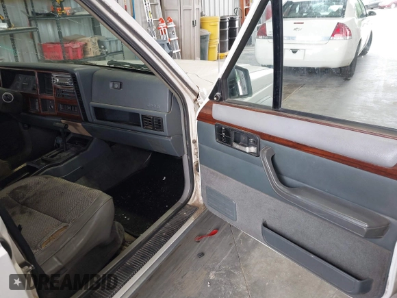 1996 Jeep Cherokee Country z VIN 1J4FT78S0TL280645, wystawiony jako IAAI lot #42340813 z przebiegiem 288 418 mil mil oraz . Historia ofert i sprzedaży dostępna na DreamBid. Obrazek 5.