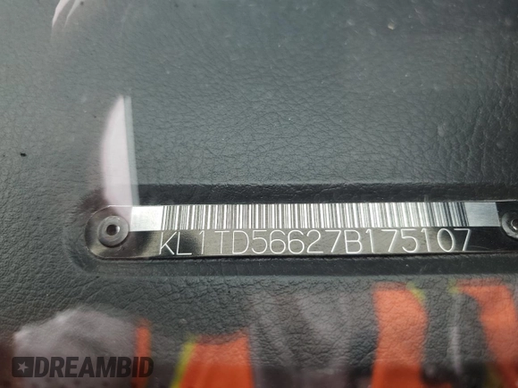 2007 Chevrolet Aveo LS z VIN KL1TD56627B175107, wystawiony jako Copart lot #51242365 z przebiegiem Nie podano mil oraz Szkoda całkowita • Salvage title. Historia ofert i sprzedaży dostępna na DreamBid. Obrazek 12.