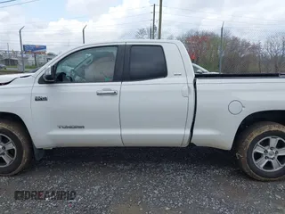 2017 Toyota Tundra SR z VIN 5TFUY5F12HX602084, wystawiony jako IAAI lot #41946571 z przebiegiem 94 271 mil mil oraz . Historia ofert i sprzedaży dostępna na DreamBid. Obrazek 14.