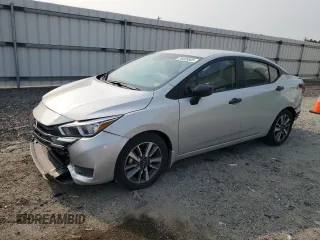 2024 Nissan Versa S z VIN 3N1CN8DV5RL834674, wystawiony jako Copart lot #59229945 z przebiegiem 7 272 mil mil oraz Szkoda całkowita • Salvage title. Historia ofert i sprzedaży dostępna na DreamBid. Obrazek 1.