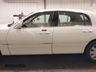 2004 Lincoln Town Car Ultimate z VIN 1LNHM83W74Y640747, wystawiony jako IAAI lot #41612377 z przebiegiem 36 400 mil mil oraz . Historia ofert i sprzedaży dostępna na DreamBid. Obrazek 15.