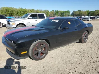 2013 Dodge Challenger SXT z VIN 2C3CDYAG3DH519688, wystawiony jako Copart lot #52818615 z przebiegiem 109 200 mil mil oraz Szkody całkowita. Historia ofert i sprzedaży dostępna na DreamBid. Obrazek 1.