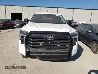 2022 Toyota Tundra SR z VIN 5TFKB5DA6NX016110, wystawiony jako Copart lot #41285993 z przebiegiem 68 mil mil oraz . Historia ofert i sprzedaży dostępna na DreamBid. Obrazek 5.