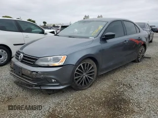 2015 Volkswagen Jetta SE z VIN 3VWD17AJ9FM329149, wystawiony jako Copart lot #59561285 z przebiegiem 111 552 mil mil oraz Szkoda całkowita • Salvage title. Historia ofert i sprzedaży dostępna na DreamBid. Obrazek 1.