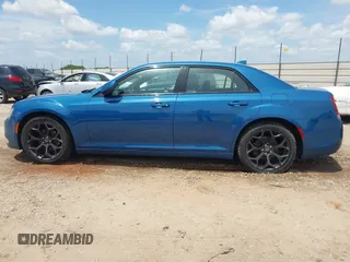 2020 Chrysler 300 S z VIN 2C3CCABG7LH188735, wystawiony jako IAAI lot #42051069 z przebiegiem 83 536 mil mil oraz . Historia ofert i sprzedaży dostępna na DreamBid. Obrazek 14.