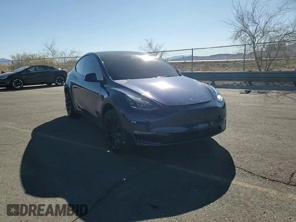 2023 Tesla Model Y Long Range z VIN 7SAYGDEE2PF908622, wystawiony jako Copart lot #47228145 z przebiegiem 10 639 mil mil oraz Szkoda całkowita • Salvage title. Historia ofert i sprzedaży dostępna na DreamBid. Obrazek 11.