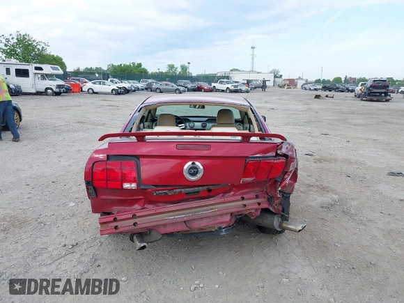 2005 Ford Mustang GT Deluxe z VIN 1ZVHT82H055218846, wystawiony jako IAAI lot #42169493 z przebiegiem 184 397 mil mil oraz . Historia ofert i sprzedaży dostępna na DreamBid. Obrazek 6.