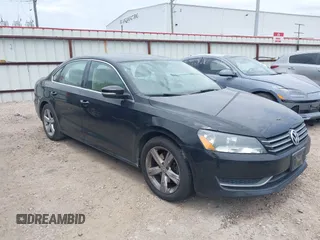 2014 Volkswagen Passat S z VIN 1VWAT7A30EC053992, wystawiony jako IAAI lot #42276297 z przebiegiem 161 958 mil mil oraz . Historia ofert i sprzedaży dostępna na DreamBid. Obrazek 1.
