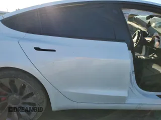 2023 Tesla Model 3 Performance z VIN 5YJ3E1EC3PF556807, wystawiony jako Copart lot #46990175 z przebiegiem Nie podano mil oraz Nie do naprawy • Non repairable. Historia ofert i sprzedaży dostępna na DreamBid. Obrazek 10.