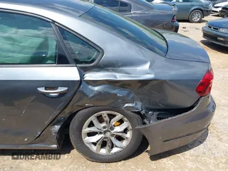 2018 Volkswagen Passat S z VIN 1VWAA7A32JC022159, wystawiony jako IAAI lot #41988875 z przebiegiem 121 598 mil mil oraz . Historia ofert i sprzedaży dostępna na DreamBid. Obrazek 6.