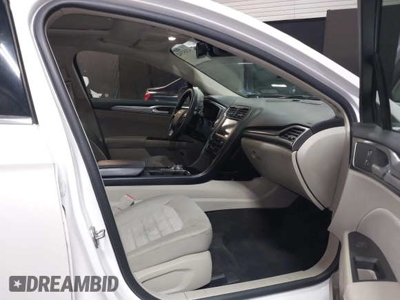 2020 Ford Fusion SE z VIN 3FA6P0LU8LR142370, wystawiony jako IAAI lot #42457342 z przebiegiem 53 808 mil mil oraz . Historia ofert i sprzedaży dostępna na DreamBid. Obrazek 5.