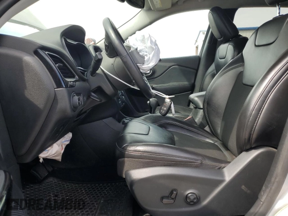 2019 Jeep Cherokee Latitude Plus z VIN 1C4PJMLX0KD432398, wystawiony jako Copart lot #56153735 z przebiegiem Nie podano mil oraz Szkoda całkowita • Salvage title. Historia ofert i sprzedaży dostępna na DreamBid. Obrazek 7.