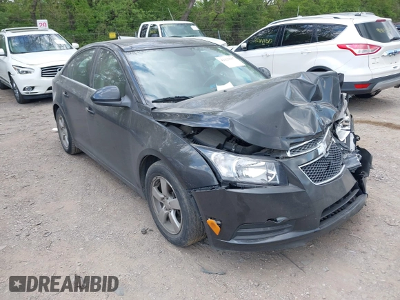 2014 Chevrolet Cruze 1LT z VIN 1G1PC5SB5E7268583, wystawiony jako IAAI lot #42123317 z przebiegiem 162 463 mil mil oraz . Historia ofert i sprzedaży dostępna na DreamBid. Obrazek 1.