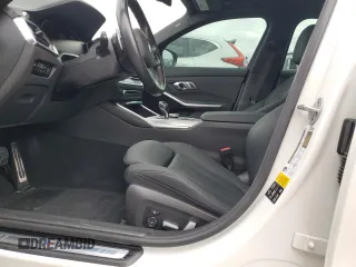 2021 BMW 3 Series 330i xDrive z VIN 3MW5R7J05M8B93077, wystawiony jako Copart lot #57125755 z przebiegiem 43 123 mil mil oraz Szkoda całkowita • Salvage title. Historia ofert i sprzedaży dostępna na DreamBid. Obrazek 7.